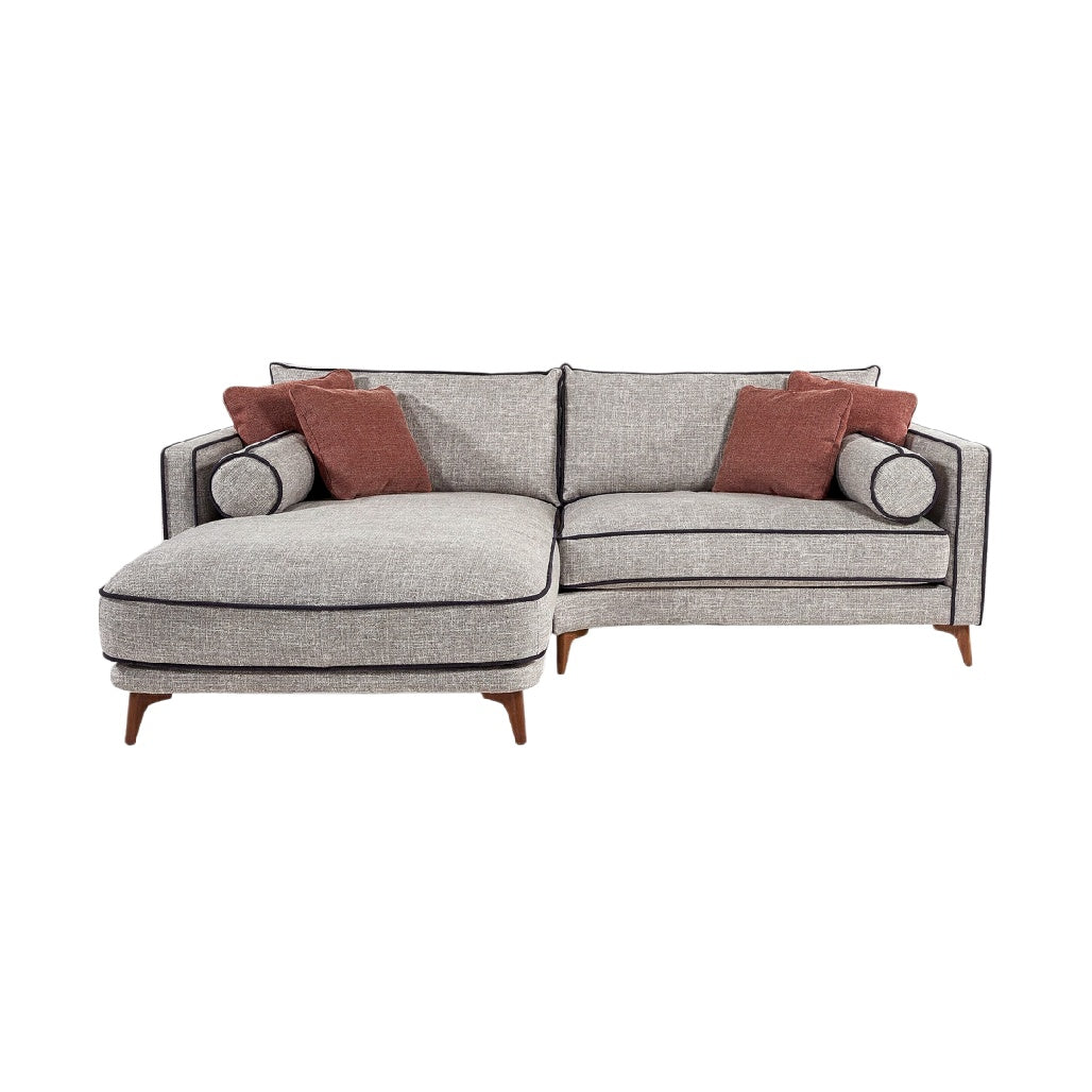 **Nowoczesna narożna sofa z poduszkami w stylu skandynawskim**
